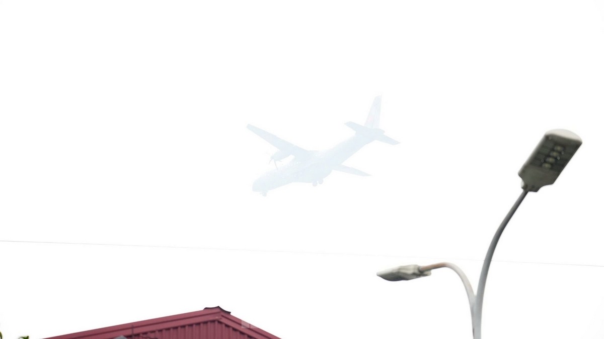 Hà Nội ô nhiễm không khí nghiêm trọng làm mờ mịt bầu trời chiều và sức khỏe bị ảnh hưởng - Ảnh 7.