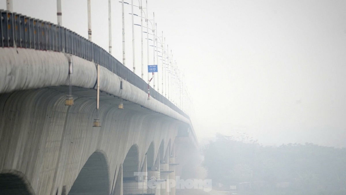 Hà Nội ô nhiễm không khí nghiêm trọng làm mờ mịt bầu trời chiều và sức khỏe bị ảnh hưởng - Ảnh 8.