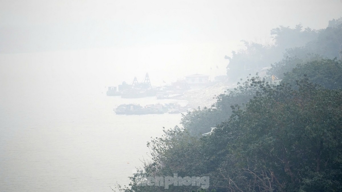 Hà Nội ô nhiễm không khí nghiêm trọng làm mờ mịt bầu trời chiều và sức khỏe bị ảnh hưởng - Ảnh 9.