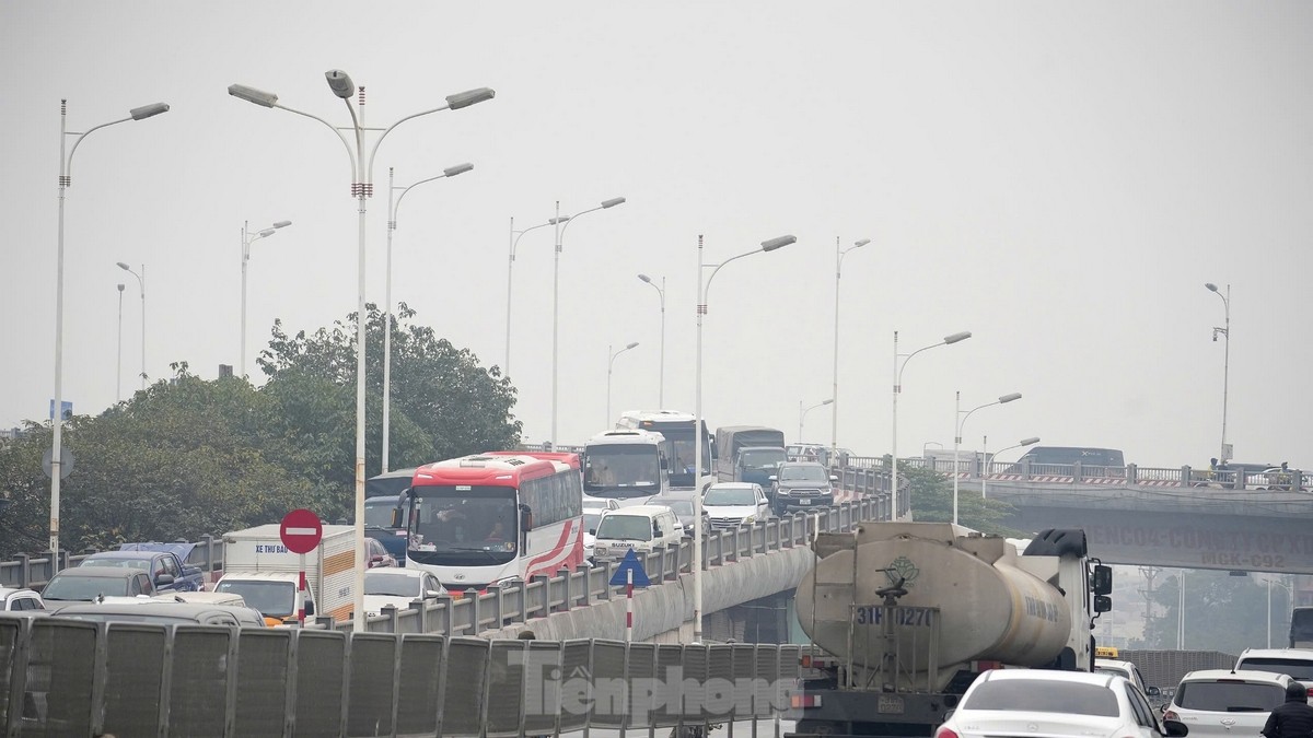 Hà Nội ô nhiễm không khí nghiêm trọng làm mờ mịt bầu trời chiều và sức khỏe bị ảnh hưởng - Ảnh 11.