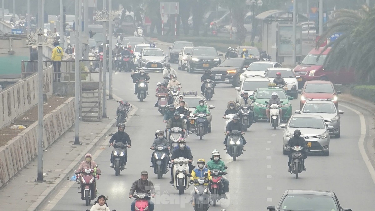 Hà Nội ô nhiễm không khí nghiêm trọng làm mờ mịt bầu trời chiều và sức khỏe bị ảnh hưởng - Ảnh 12.