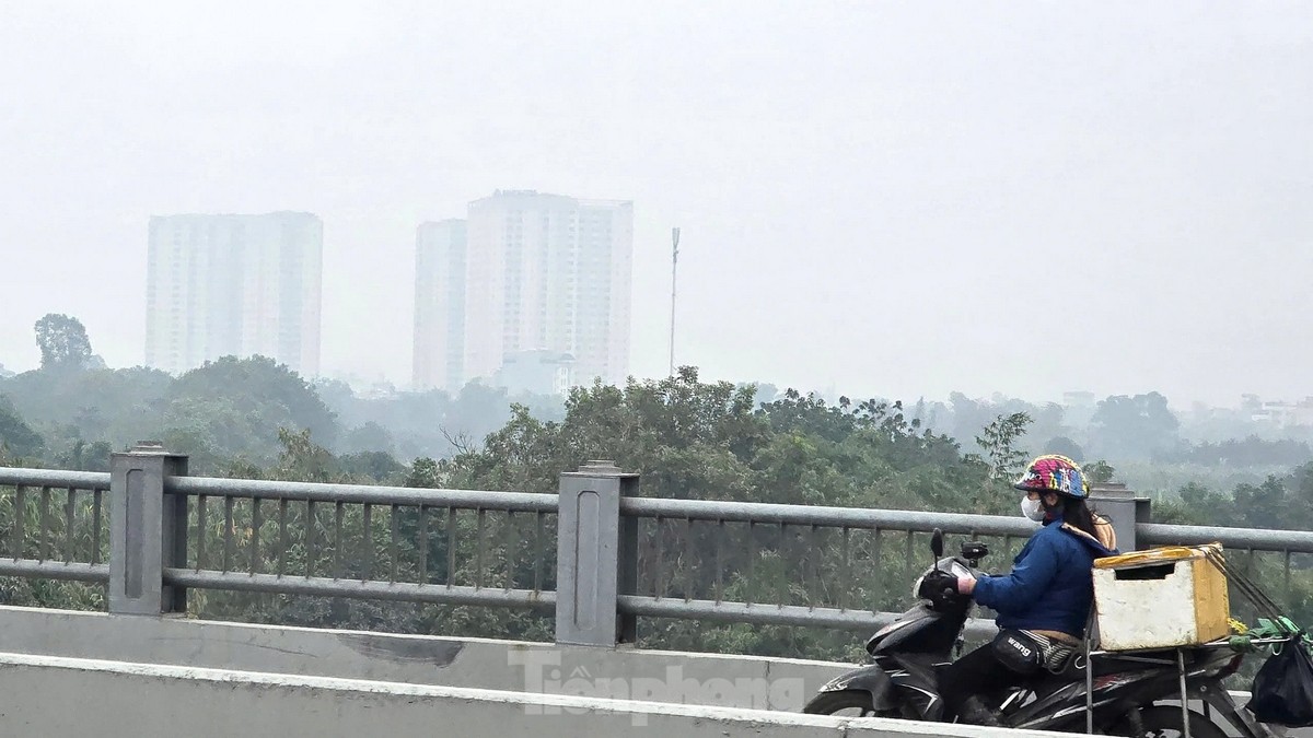 Hà Nội ô nhiễm không khí nghiêm trọng làm mờ mịt bầu trời chiều và sức khỏe bị ảnh hưởng - Ảnh 13.