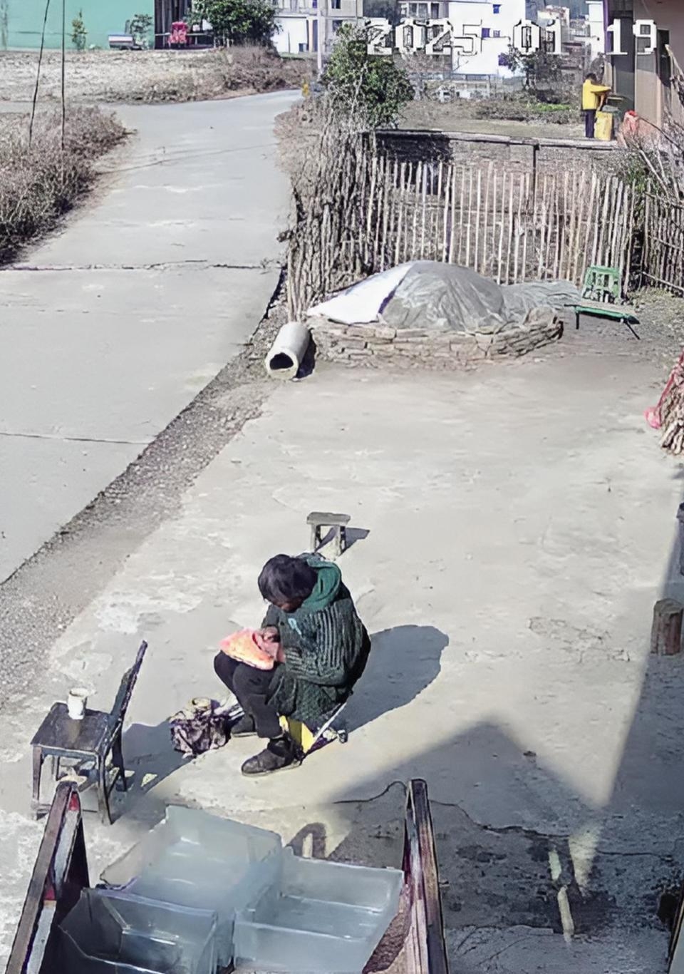 Khoảnh khắc khiến 1 người hối hận, vạn tr&aacute;i tim thắt lại: 1000km kh&ocirc;ng xa đ&acirc;u, Tết rồi về nh&agrave; đi!- Ảnh 2.