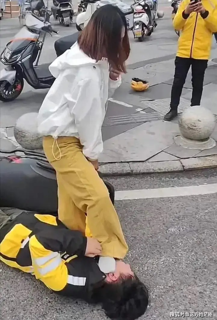 Video lột trần nỗi khổ của shipper: Nam shipper bị chửi bới v&agrave; đạp thẳng v&agrave;o mặt với nguy&ecirc;n nh&acirc;n v&ocirc; c&ugrave;ng kh&oacute; tin- Ảnh 1.