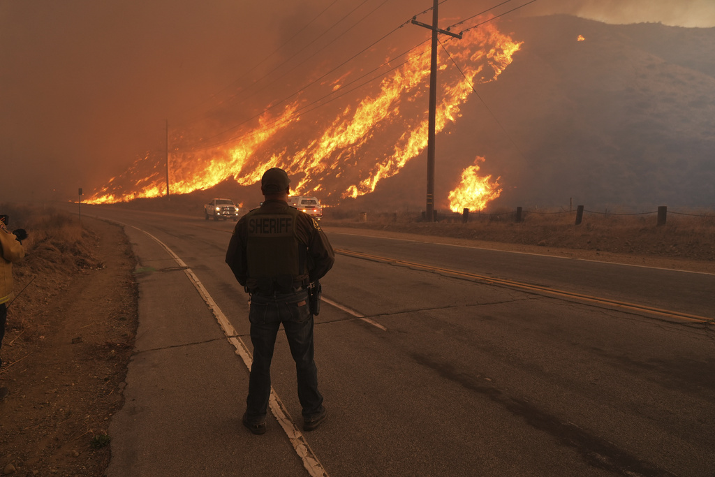 B&ugrave;ng ph&aacute;t đ&aacute;m ch&aacute;y rừng mới tại Los Angeles  - Ảnh 1.