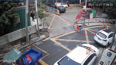 H&igrave;nh ảnh hai đứa trẻ "rượt đuổi" nhau tr&ecirc;n đoạn đường d&agrave;i khiến ai nấy th&oacute;t tim: Kh&ocirc;ng phải l&uacute;c n&agrave;o cũng may mắn như vậy! - Ảnh 1.