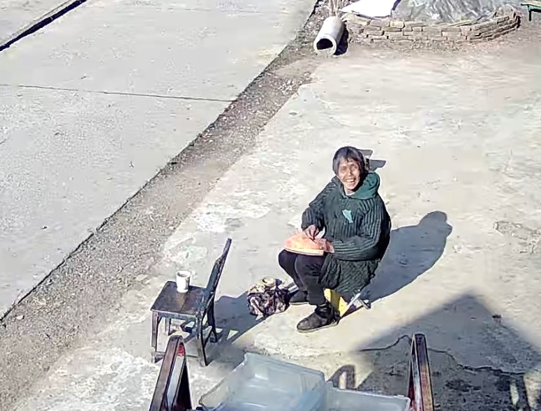 Khoảnh khắc khiến 1 người hối hận, vạn tr&aacute;i tim thắt lại: 1000km kh&ocirc;ng xa đ&acirc;u, Tết rồi về nh&agrave; đi!- Ảnh 3.