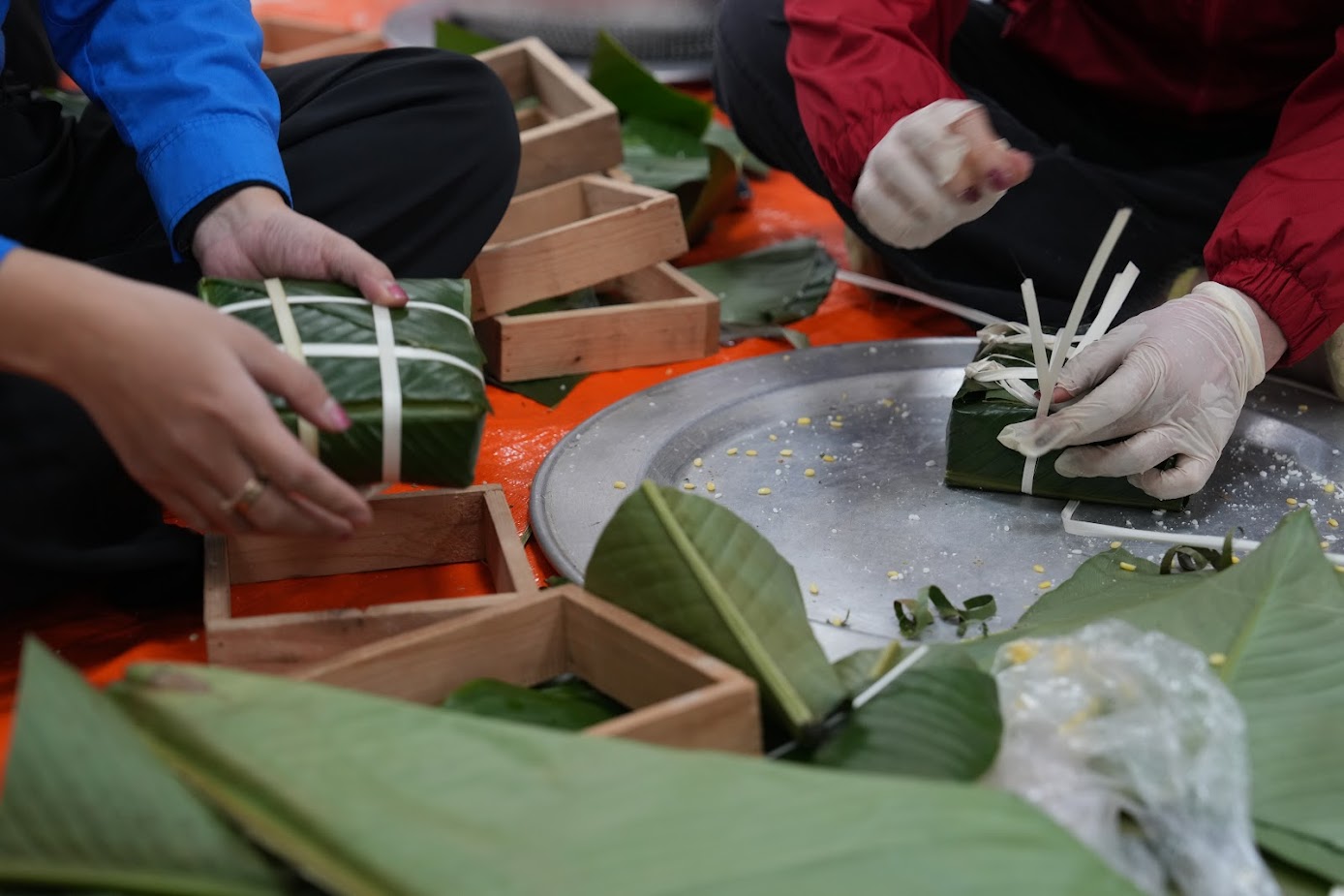 Cụ ông năm nào cũng đạp xe đi bán khuôn gói bánh chưng ngày giáp Tết và câu chuyện ý nghĩa phía sau - Ảnh 7. Cụ ông năm nào cũng đạp xe đi bán khuôn gói bánh chưng ngày giáp Tết và câu chuyện ý nghĩa phía sau - Ảnh 7.