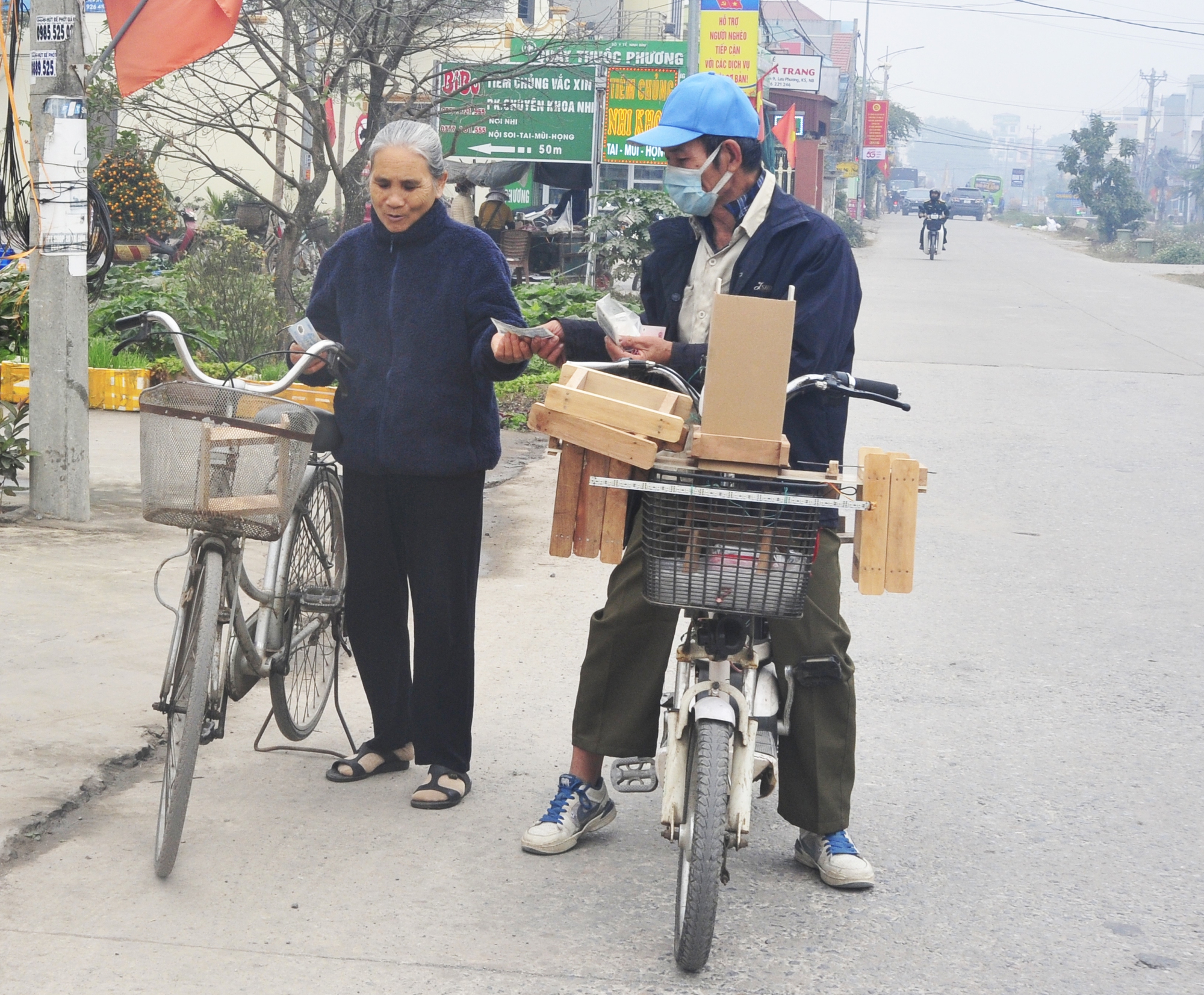 Cụ ông năm nào cũng đạp xe đi bán khuôn gói bánh chưng ngày giáp Tết và câu chuyện ý nghĩa phía sau - Ảnh 2. Cụ ông năm nào cũng đạp xe đi bán khuôn gói bánh chưng ngày giáp Tết và câu chuyện ý nghĩa phía sau - Ảnh 2.
