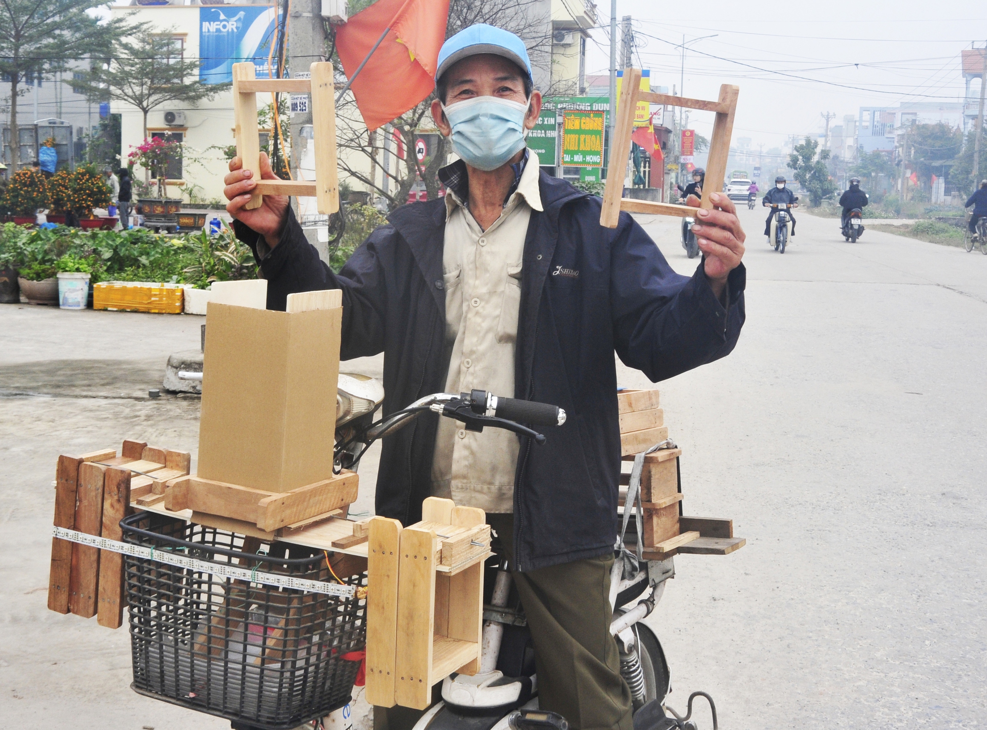 Cụ ông năm nào cũng đạp xe đi bán khuôn gói bánh chưng ngày giáp Tết và câu chuyện ý nghĩa phía sau - Ảnh 3. Cụ ông năm nào cũng đạp xe đi bán khuôn gói bánh chưng ngày giáp Tết và câu chuyện ý nghĩa phía sau - Ảnh 3.
