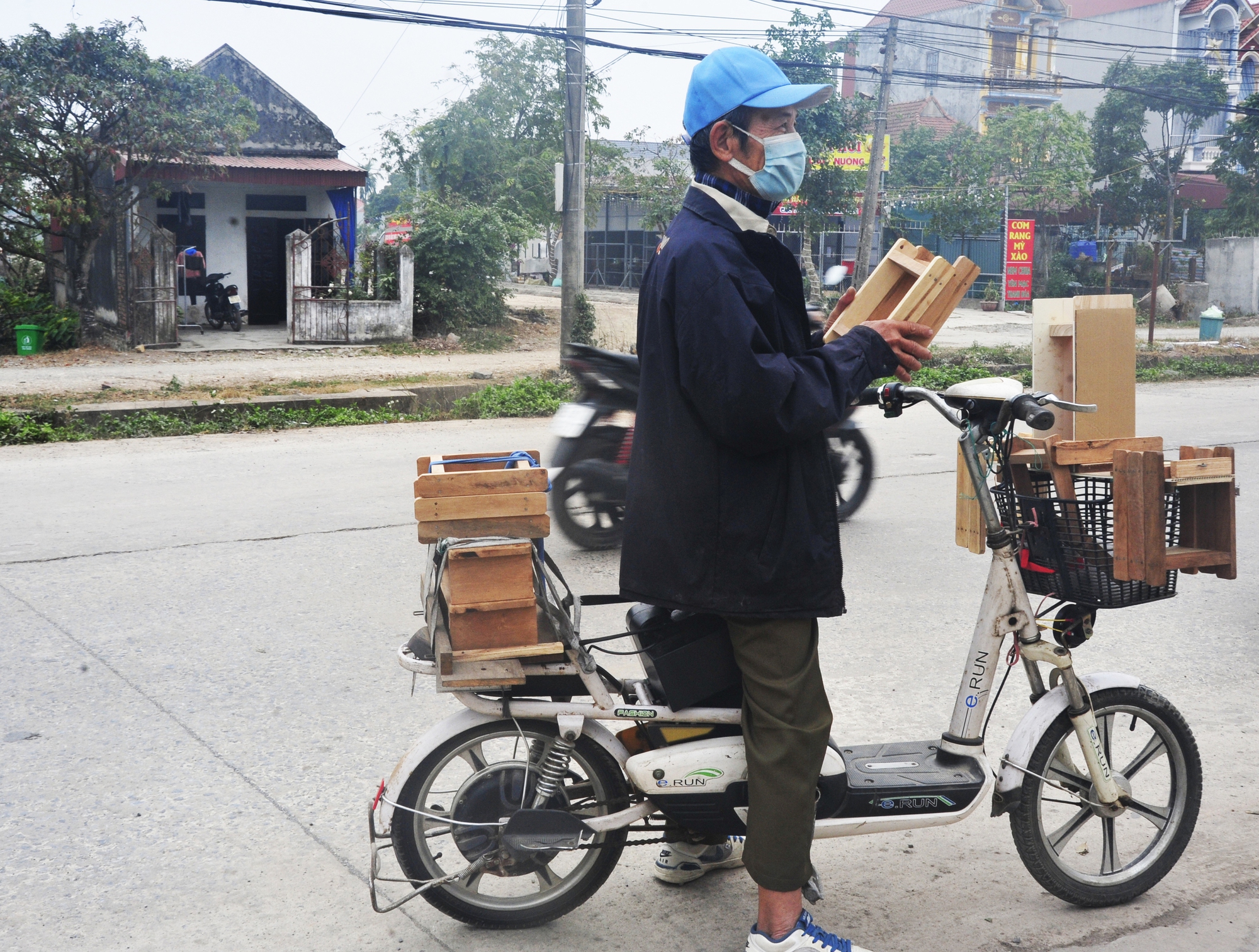 Cụ ông năm nào cũng đạp xe đi bán khuôn gói bánh chưng ngày giáp Tết và câu chuyện ý nghĩa phía sau - Ảnh 1. Cụ ông năm nào cũng đạp xe đi bán khuôn gói bánh chưng ngày giáp Tết và câu chuyện ý nghĩa phía sau - Ảnh 1.
