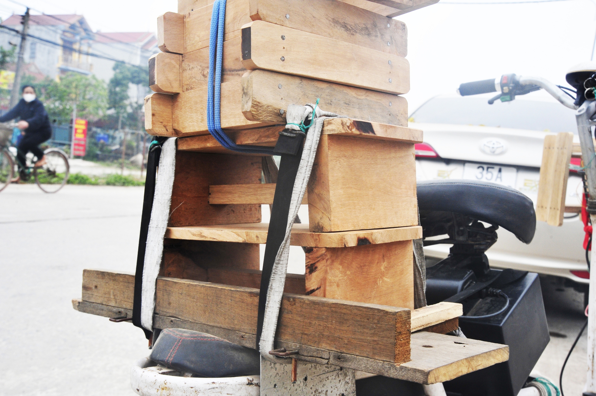 Cụ ông năm nào cũng đạp xe đi bán khuôn gói bánh chưng ngày giáp Tết và câu chuyện ý nghĩa phía sau - Ảnh 5. Cụ ông năm nào cũng đạp xe đi bán khuôn gói bánh chưng ngày giáp Tết và câu chuyện ý nghĩa phía sau - Ảnh 5.