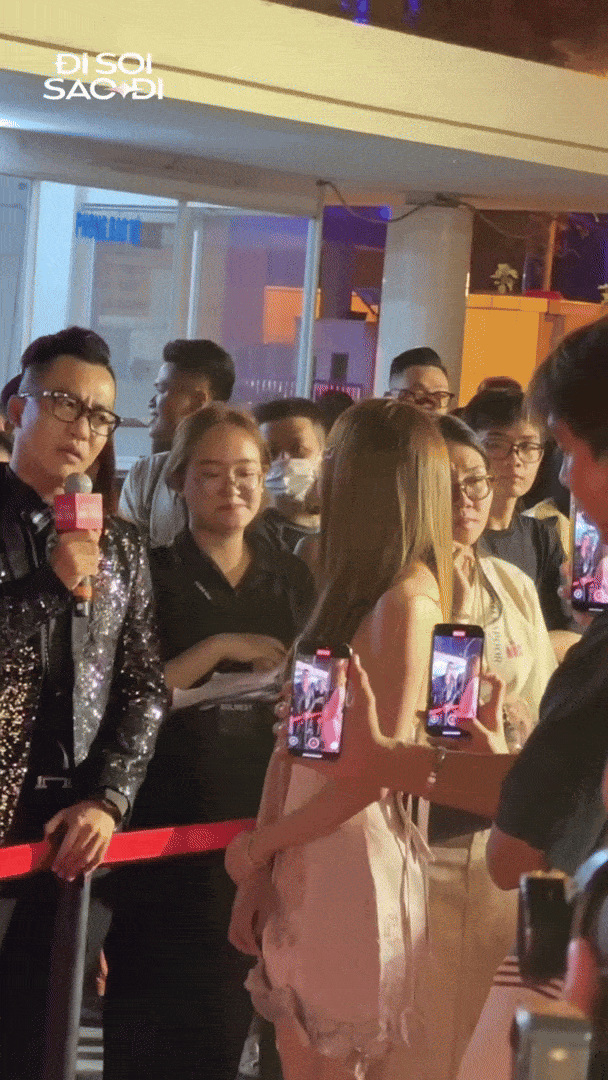 Lan Ngọc sượng tr&acirc;n khi MC kh&ocirc;ng cho l&ecirc;n thảm đỏ, phản ứng ra sao m&agrave; ai cũng ủng hộ?- Ảnh 2.