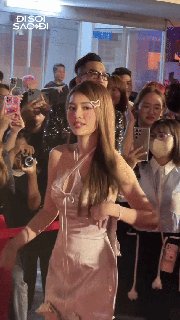 Lan Ngọc sượng tr&acirc;n khi MC kh&ocirc;ng cho l&ecirc;n thảm đỏ, phản ứng ra sao m&agrave; ai cũng ủng hộ?- Ảnh 4.