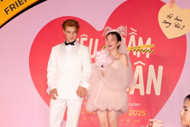 Thêm 1 cặp sao Việt bị đồn phim giả tình thật, công khai khóa môi trước hàng trăm người khiến ai cũng sốc- Ảnh 3. Thêm 1 cặp sao Việt bị đồn phim giả tình thật, công khai khóa môi trước hàng trăm người khiến ai cũng sốc- Ảnh 3.