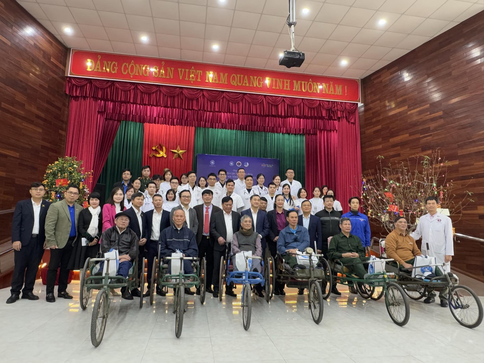 Khoảnh khắc ấm &aacute;p nghĩa t&igrave;nh ở Trung t&acirc;m Điều dưỡng thương binh Thuận Th&agrave;nh ng&agrave;y gi&aacute;p Tết - Ảnh 1.