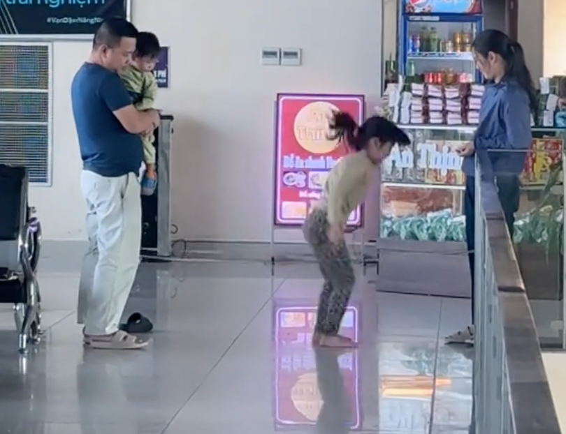 Chuyến bay delay 3 tiếng khiến người phụ nữ t&igrave;nh cờ chứng kiến cảnh tượng k&igrave; lạ: Đ&acirc;y l&agrave; &ocirc;ng bố b&agrave; mẹ hiếm c&oacute;!- Ảnh 1.