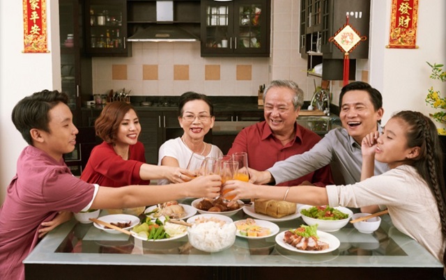 Tết đến bị hỏi &ldquo;Thưởng Tết được bao nhi&ecirc;u?&rdquo;: Người EQ cao đ&aacute;p kh&eacute;o theo c&aacute;ch n&agrave;y vừa kh&ocirc;ng lộ số tiền, lại chẳng mất l&ograve;ng người th&acirc;n - Ảnh 1.