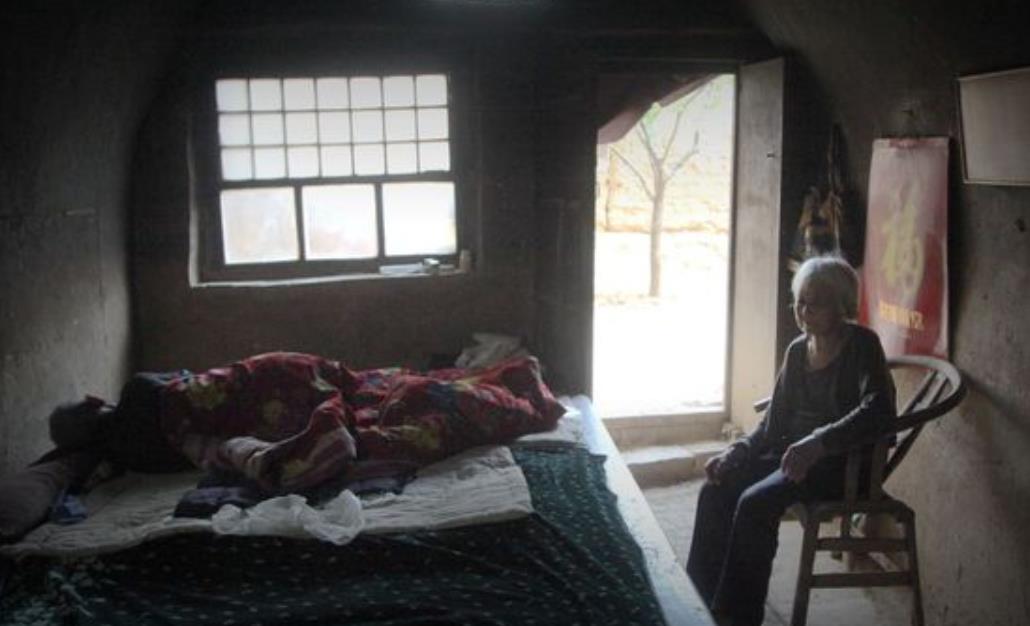 Nhặt đứa trẻ sơ sinh bị bỏ rơi giữa trời lạnh gi&aacute; về nu&ocirc;i, nhiều năm sau người đ&agrave;n &ocirc;ng ngh&egrave;o rớt mồng tơi nhận về một thứ- Ảnh 3.