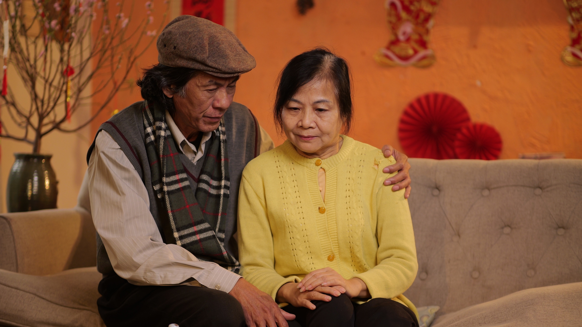 NSND Bùi Bài Bình đóng MV Tết của ca sĩ Tuấn Cường: "Đời thực, tôi bình yên không bi đát như phim"- Ảnh 4.