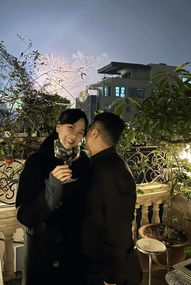 MC Mai Ngọc lộ bụng bầu sau 1 tháng kết hôn với thiếu gia Bắc Giang- Ảnh 7. MC Mai Ngọc lộ bụng bầu sau 1 tháng kết hôn với thiếu gia Bắc Giang- Ảnh 7.