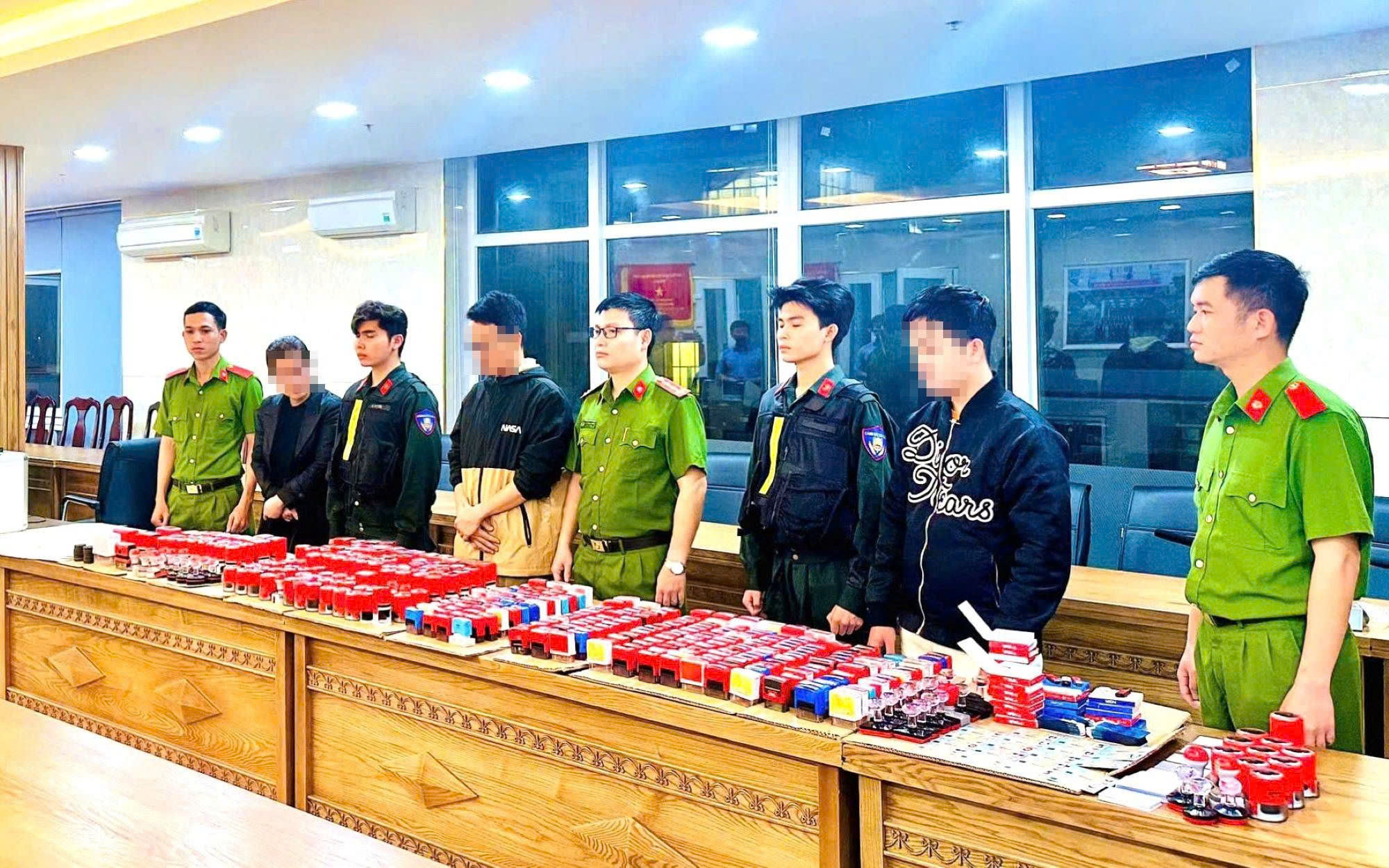 Bắt Chế Trung Hiếu Nguyen Kevin - Đối tượng truy nã Interpol - Ảnh 2.