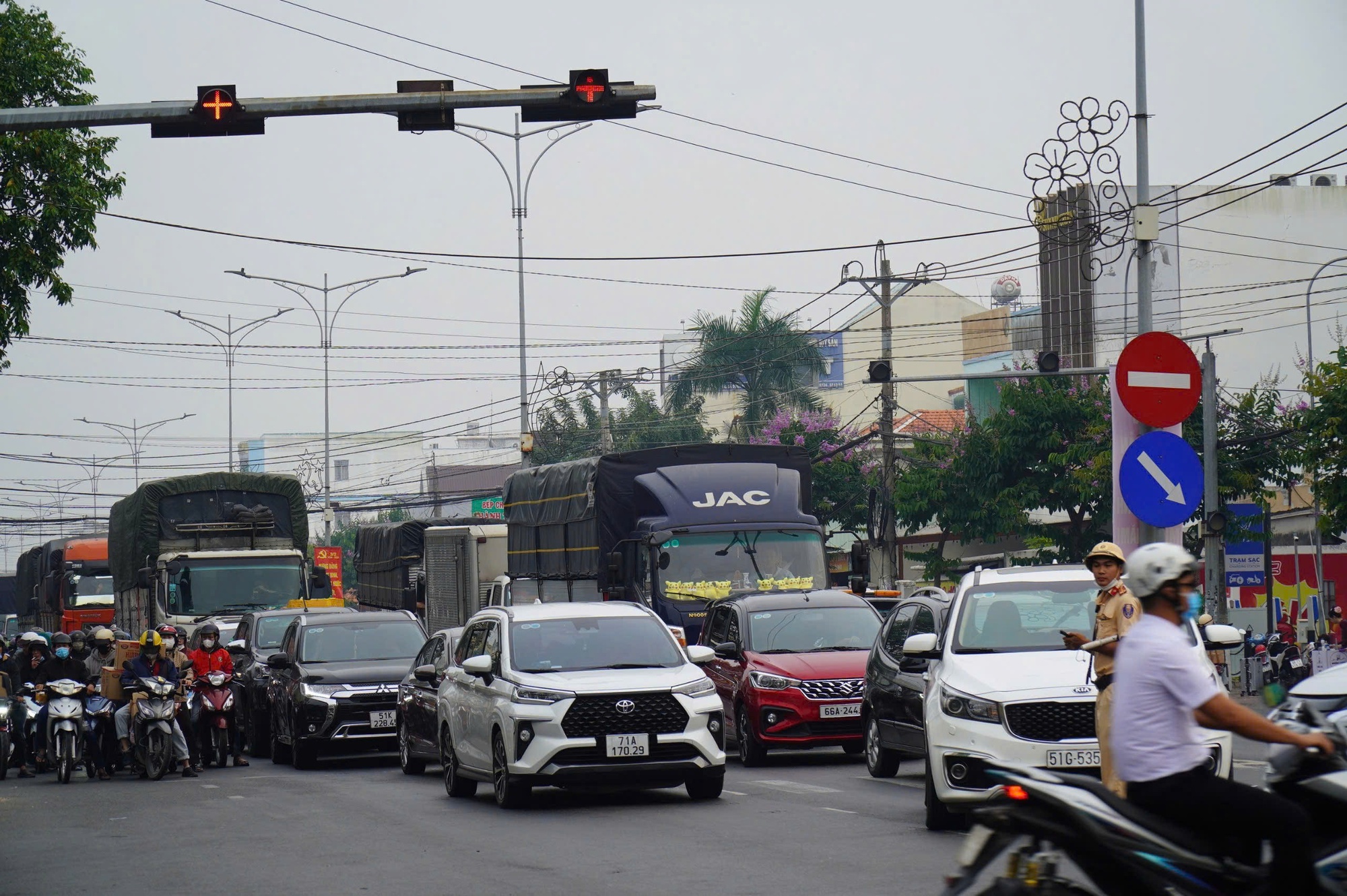 CLIP: Hàng ngàn xe mắc kẹt ở 2 đầu cầu Rạch Miễu, trạm thu phí liên tục xả trạm- Ảnh 4. CLIP: Hàng ngàn xe mắc kẹt ở 2 đầu cầu Rạch Miễu, trạm thu phí liên tục xả trạm- Ảnh 4.