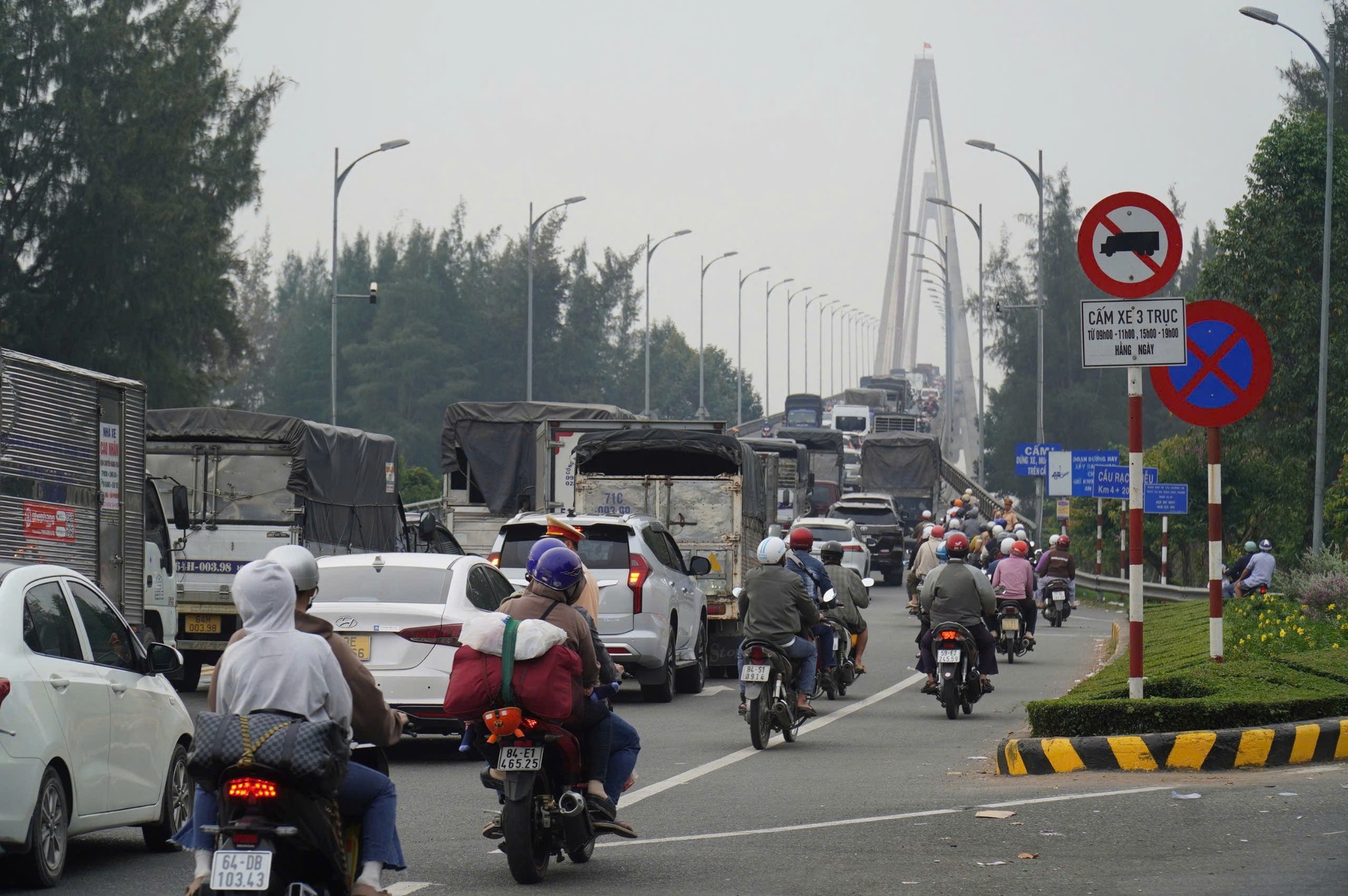 CLIP: Hàng ngàn xe mắc kẹt ở 2 đầu cầu Rạch Miễu, trạm thu phí liên tục xả trạm- Ảnh 2. CLIP: Hàng ngàn xe mắc kẹt ở 2 đầu cầu Rạch Miễu, trạm thu phí liên tục xả trạm- Ảnh 2.