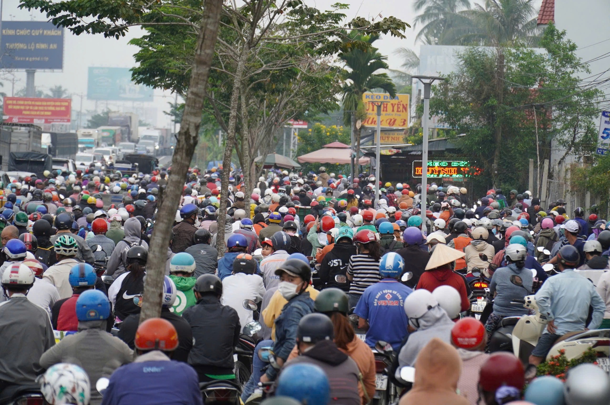 CLIP: Hàng ngàn xe mắc kẹt ở 2 đầu cầu Rạch Miễu, trạm thu phí liên tục xả trạm- Ảnh 1. CLIP: Hàng ngàn xe mắc kẹt ở 2 đầu cầu Rạch Miễu, trạm thu phí liên tục xả trạm- Ảnh 1.