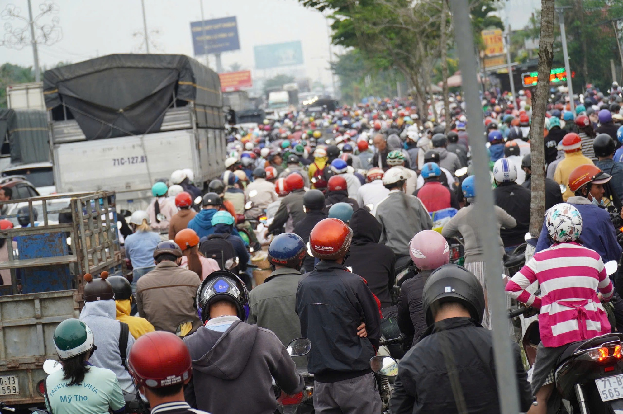 CLIP: Hàng ngàn xe mắc kẹt ở 2 đầu cầu Rạch Miễu, trạm thu phí liên tục xả trạm- Ảnh 3. CLIP: Hàng ngàn xe mắc kẹt ở 2 đầu cầu Rạch Miễu, trạm thu phí liên tục xả trạm- Ảnh 3.