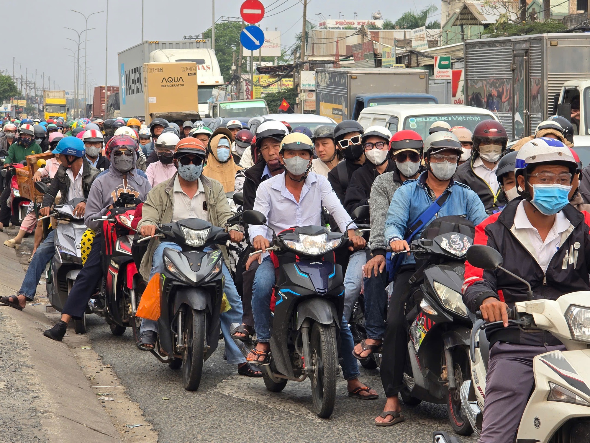 Người d&acirc;n TP HCM h&agrave;o hứng Lộ tr&igrave;nh về qu&ecirc; đ&oacute;n Tết Ất Tỵ 2025 - Ảnh 1.