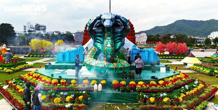 Khám phá linh vật rắn đẹp nhất Tết Ất Tỵ 2025 trên khắp các tỉnh thành - Ảnh 2.