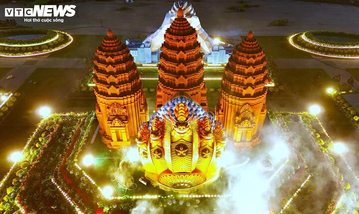 Khám phá linh vật rắn đẹp nhất Tết Ất Tỵ 2025 trên khắp các tỉnh thành - Ảnh 1.