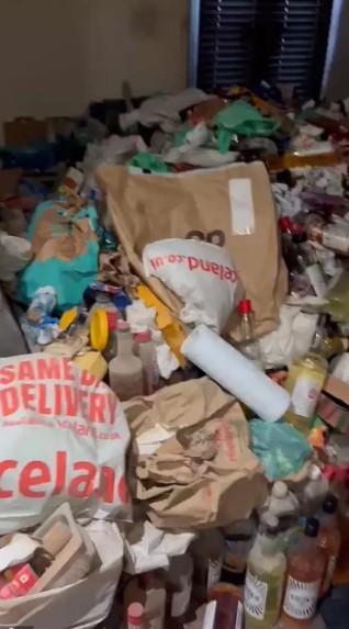 Mở cửa căn hộ cho thu&ecirc;, chủ nh&agrave; "su&yacute;t ngất" khi thấy cảnh b&ecirc;n trong- Ảnh 1.