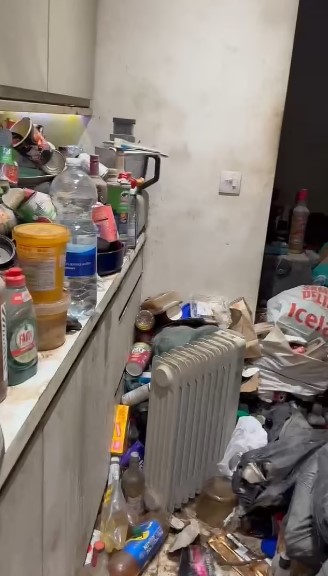 Mở cửa căn hộ cho thu&ecirc;, chủ nh&agrave; "su&yacute;t ngất" khi thấy cảnh b&ecirc;n trong- Ảnh 2.