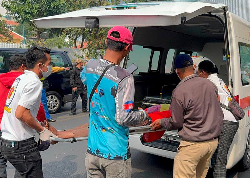 Sự cố tử vong vì chen lấn nhận lì xì Tết tại nhà đại gia Campuchia - Ảnh 2.