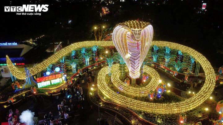 Khám phá linh vật rắn đẹp nhất Tết Ất Tỵ 2025 trên khắp các tỉnh thành - Ảnh 3.