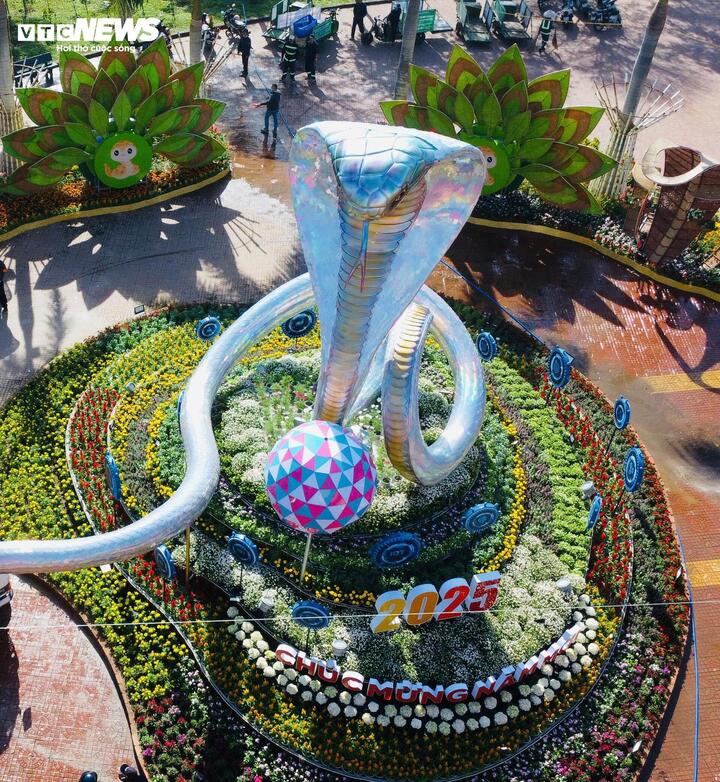 Khám phá linh vật rắn đẹp nhất Tết Ất Tỵ 2025 trên khắp các tỉnh thành - Ảnh 4.