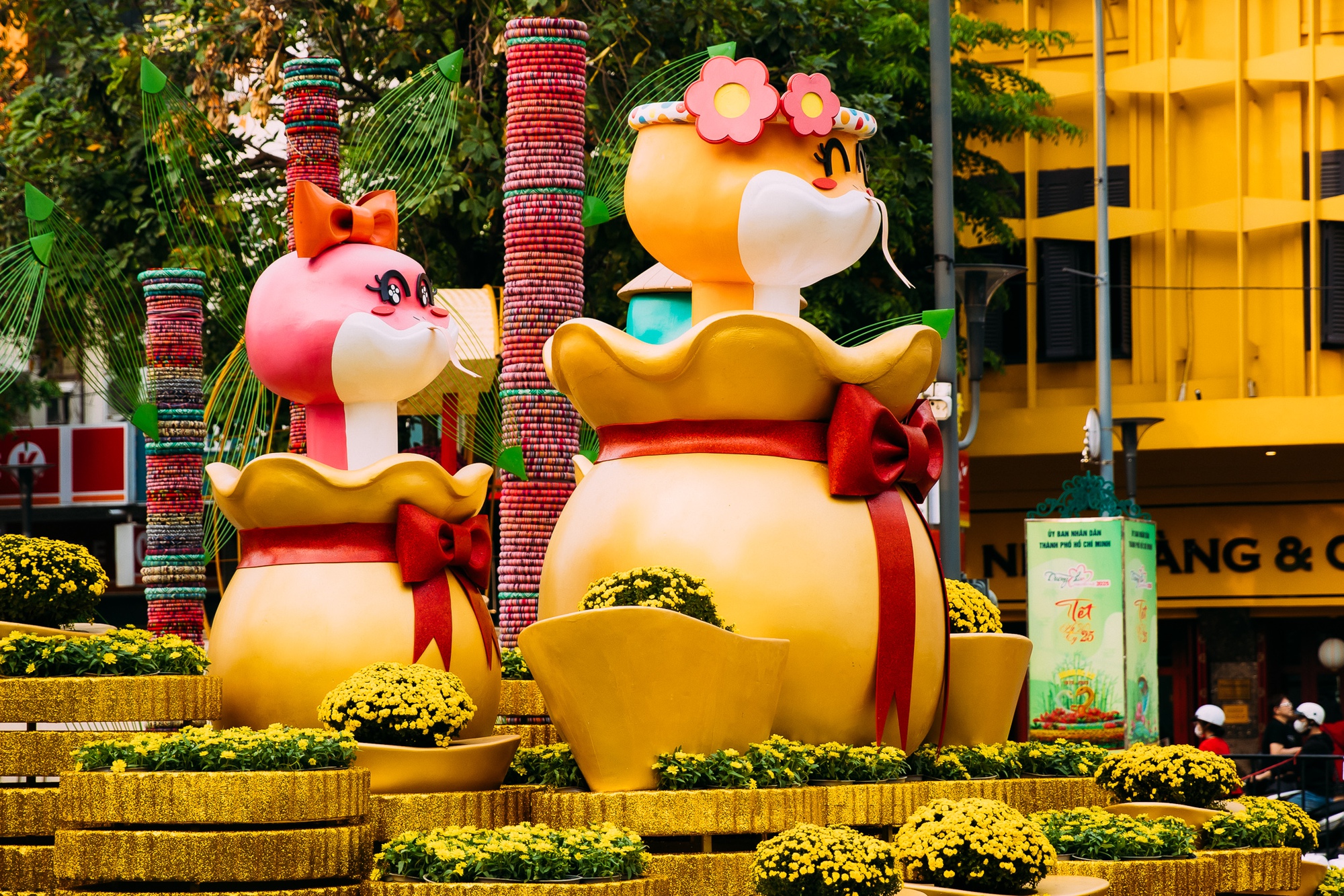 Xôn xao linh vật rắn "trùm cuối" tại TP.HCM, nhiều người thốt lên: "Hoa hậu" đây rồi! - Ảnh 9. Xôn xao linh vật rắn "trùm cuối" tại TP.HCM, nhiều người thốt lên: "Hoa hậu" đây rồi! - Ảnh 9.