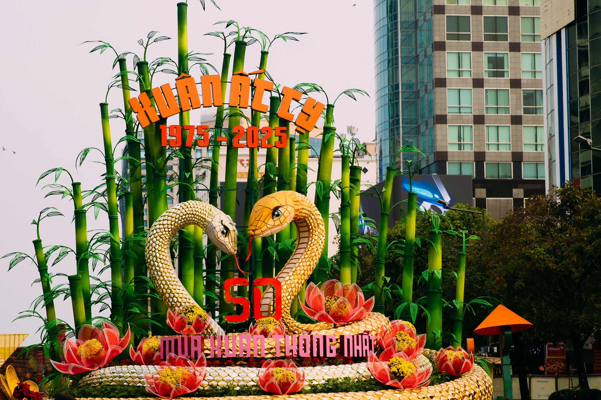 Xôn xao linh vật rắn "trùm cuối" tại TP.HCM, nhiều người thốt lên: "Hoa hậu" đây rồi! - Ảnh 11. Xôn xao linh vật rắn "trùm cuối" tại TP.HCM, nhiều người thốt lên: "Hoa hậu" đây rồi! - Ảnh 11.