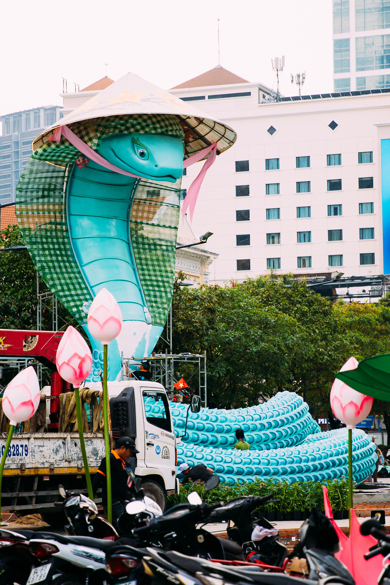 Xôn xao linh vật rắn "trùm cuối" tại TP.HCM, nhiều người thốt lên: "Hoa hậu" đây rồi! - Ảnh 2. Xôn xao linh vật rắn "trùm cuối" tại TP.HCM, nhiều người thốt lên: "Hoa hậu" đây rồi! - Ảnh 2.