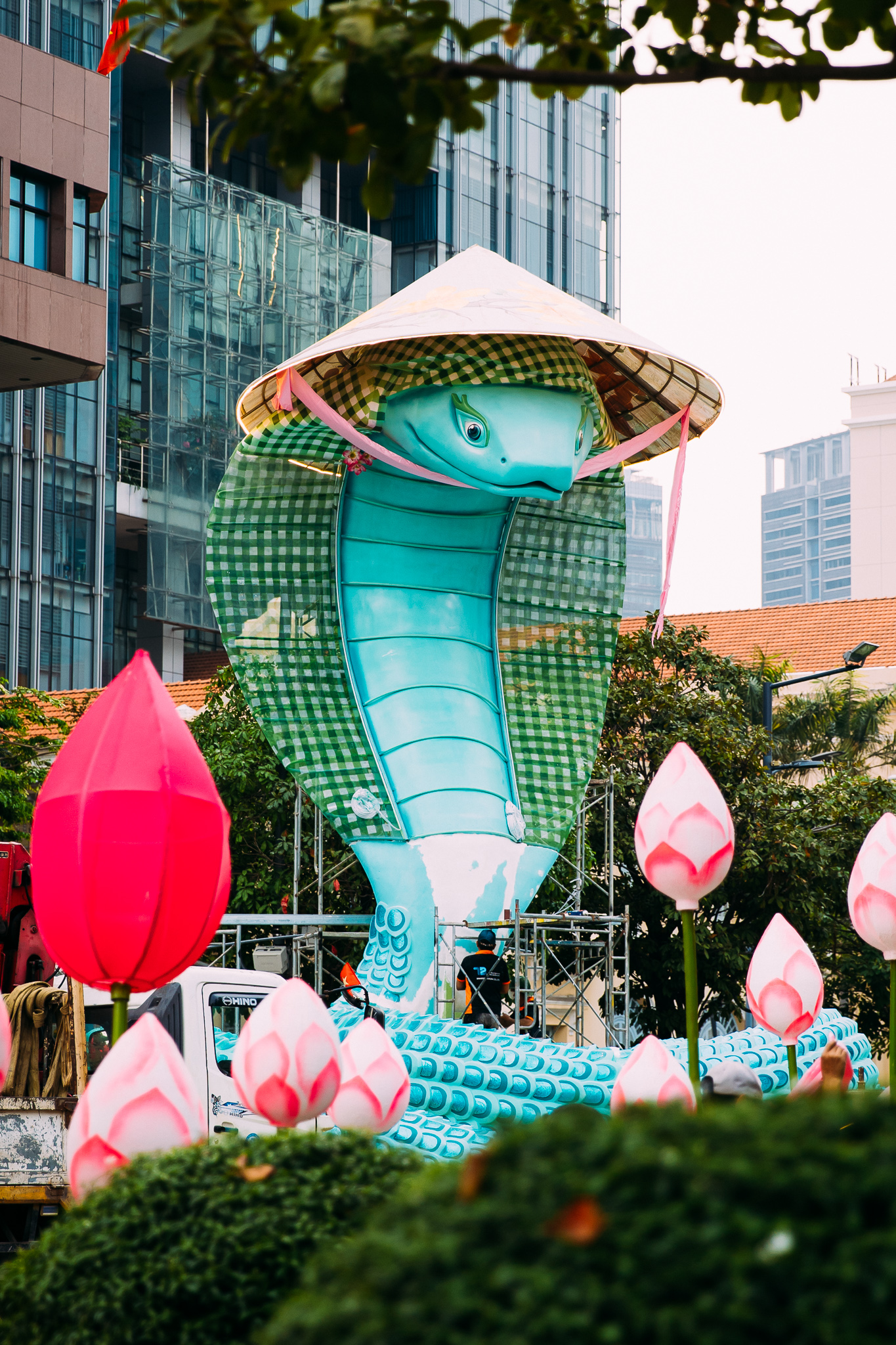 Xôn xao linh vật rắn "trùm cuối" tại TP.HCM, nhiều người thốt lên: "Hoa hậu" đây rồi! - Ảnh 3. Xôn xao linh vật rắn "trùm cuối" tại TP.HCM, nhiều người thốt lên: "Hoa hậu" đây rồi! - Ảnh 3.