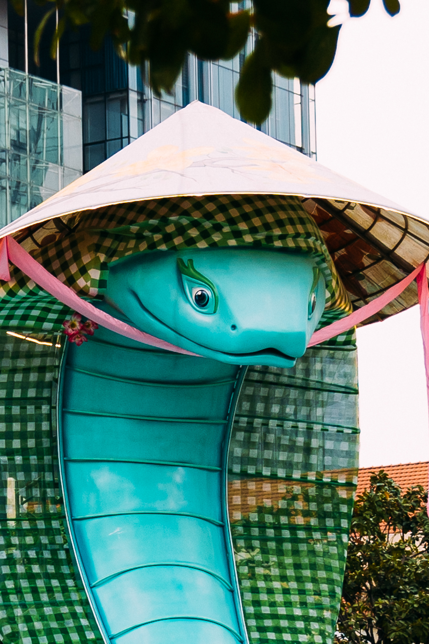 Xôn xao linh vật rắn "trùm cuối" tại TP.HCM, nhiều người thốt lên: "Hoa hậu" đây rồi! - Ảnh 4. Xôn xao linh vật rắn "trùm cuối" tại TP.HCM, nhiều người thốt lên: "Hoa hậu" đây rồi! - Ảnh 4.