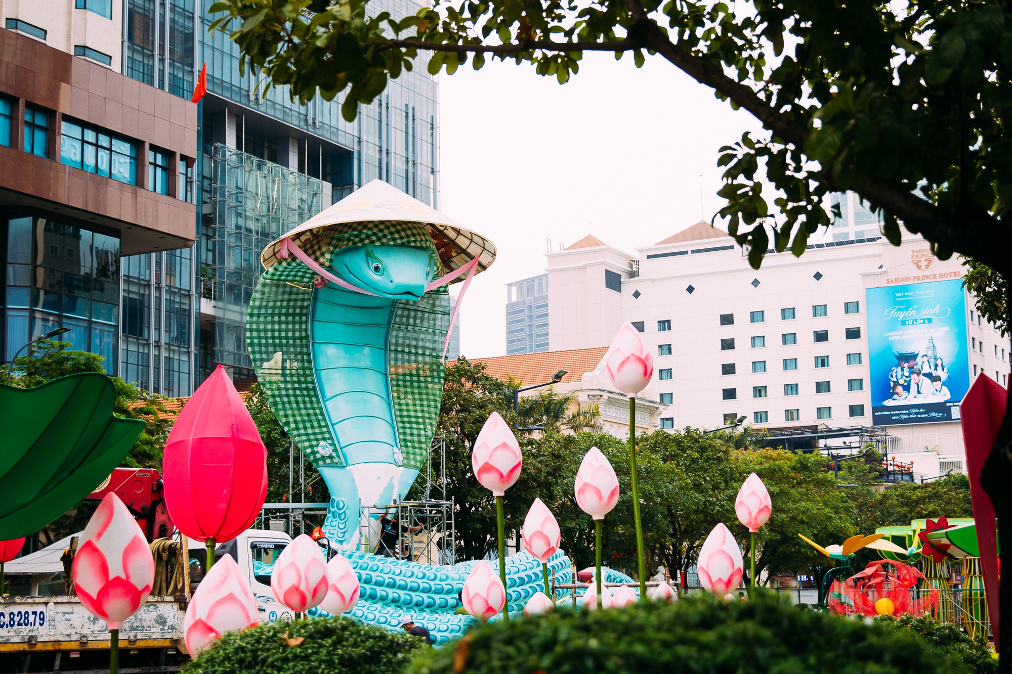 Xôn xao linh vật rắn "trùm cuối" tại TP.HCM, nhiều người thốt lên: "Hoa hậu" đây rồi! - Ảnh 6. Xôn xao linh vật rắn "trùm cuối" tại TP.HCM, nhiều người thốt lên: "Hoa hậu" đây rồi! - Ảnh 6.