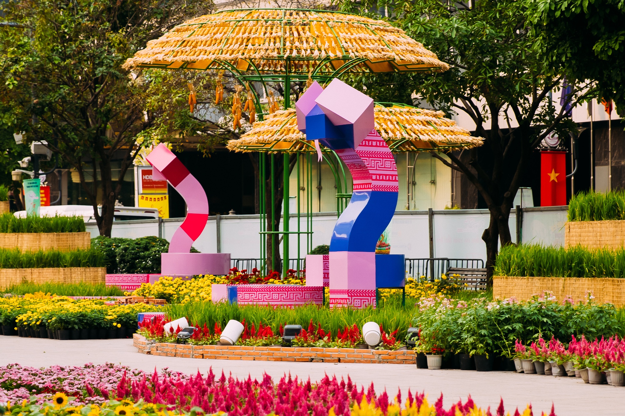 Xôn xao linh vật rắn "trùm cuối" tại TP.HCM, nhiều người thốt lên: "Hoa hậu" đây rồi! - Ảnh 8. Xôn xao linh vật rắn "trùm cuối" tại TP.HCM, nhiều người thốt lên: "Hoa hậu" đây rồi! - Ảnh 8.