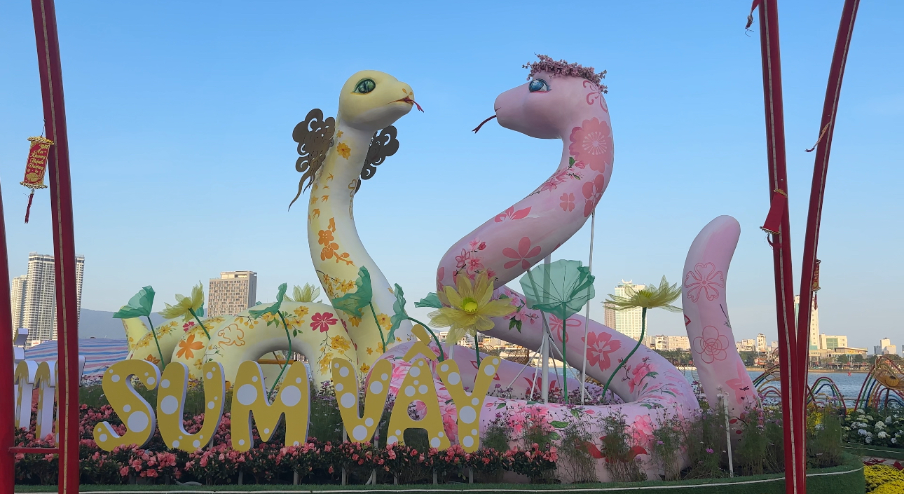 Ngắm linh vật rắn hồng độc đáo tại Đà Nẵng trong ngày Tết - Ảnh 1. Ngắm linh vật rắn hồng độc đáo tại Đà Nẵng trong ngày Tết - Ảnh 1.