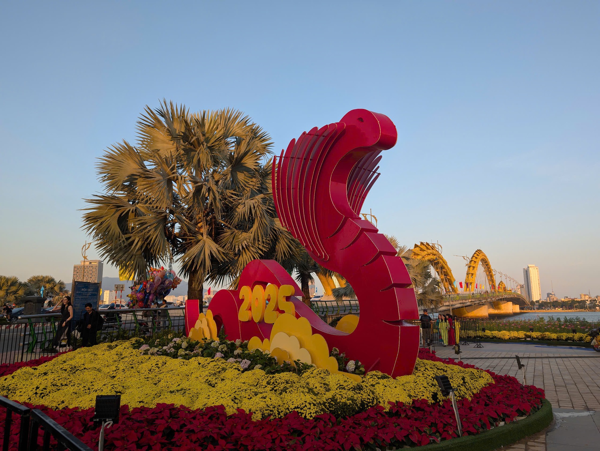 Ngắm linh vật rắn hồng độc đáo tại Đà Nẵng trong ngày Tết - Ảnh 10. Ngắm linh vật rắn hồng độc đáo tại Đà Nẵng trong ngày Tết - Ảnh 10.