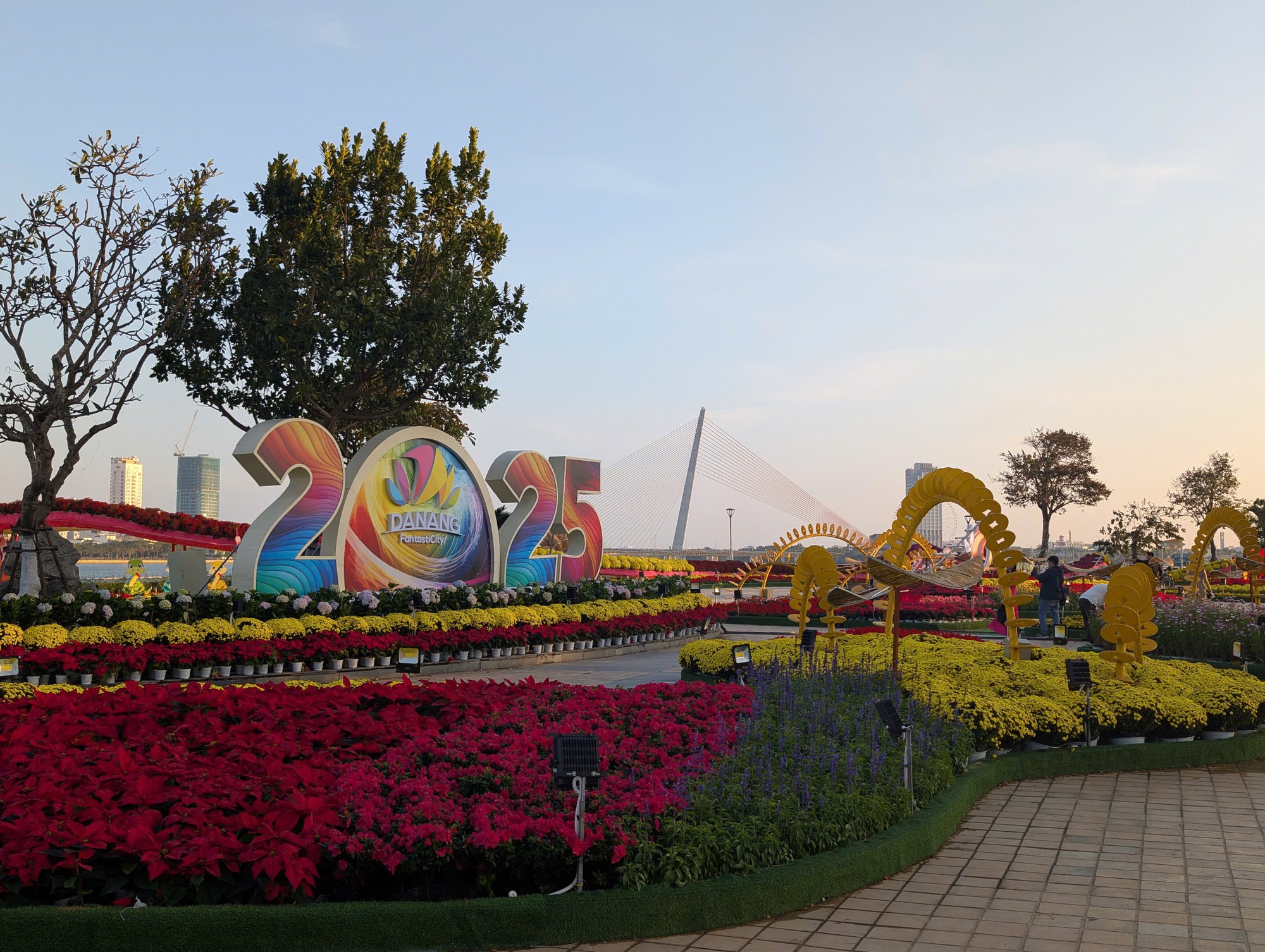 Ngắm linh vật rắn hồng độc đáo tại Đà Nẵng trong ngày Tết - Ảnh 12. Ngắm linh vật rắn hồng độc đáo tại Đà Nẵng trong ngày Tết - Ảnh 12.