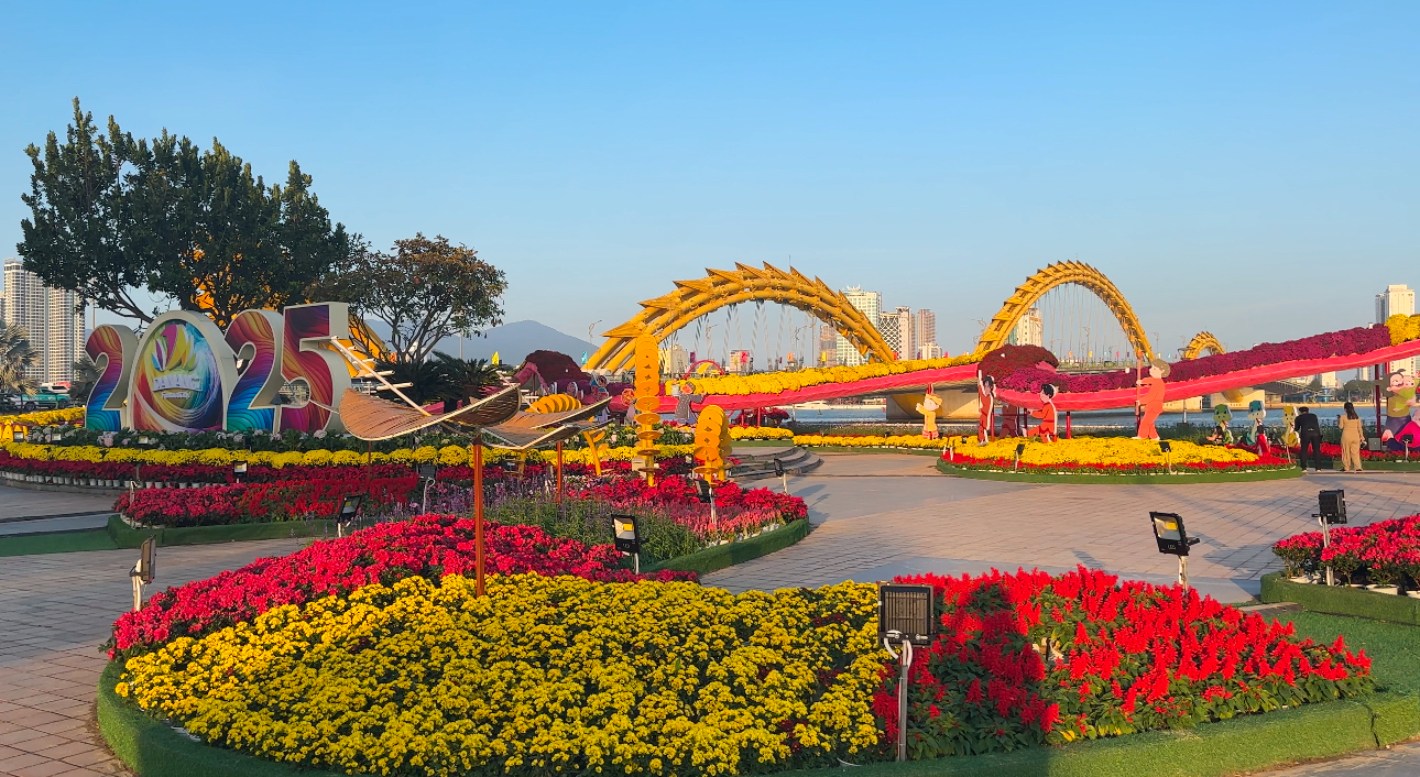 Ngắm linh vật rắn hồng độc đáo tại Đà Nẵng trong ngày Tết - Ảnh 13. Ngắm linh vật rắn hồng độc đáo tại Đà Nẵng trong ngày Tết - Ảnh 13.