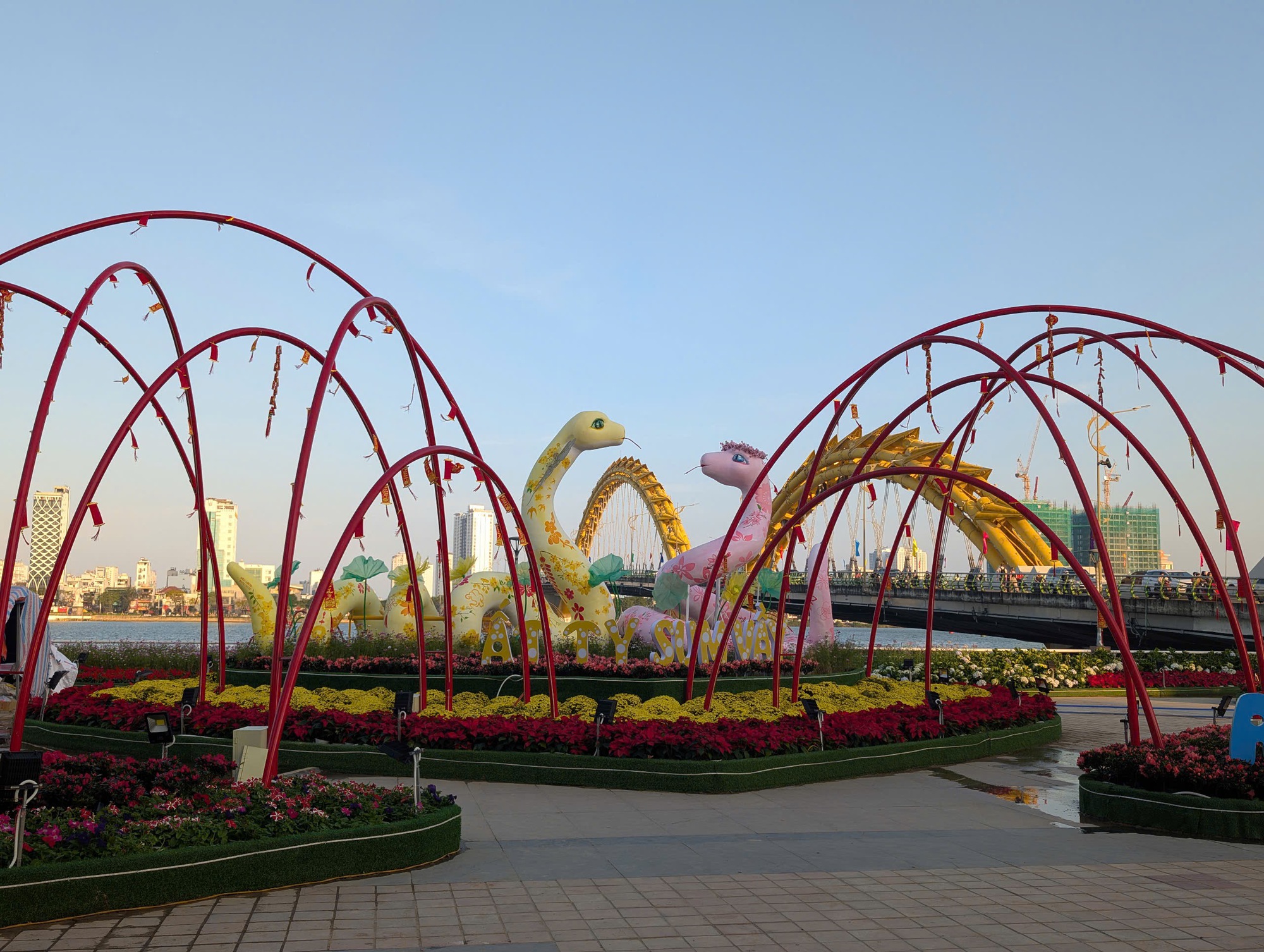 Ngắm linh vật rắn hồng độc đáo tại Đà Nẵng trong ngày Tết - Ảnh 3. Ngắm linh vật rắn hồng độc đáo tại Đà Nẵng trong ngày Tết - Ảnh 3.